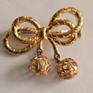 Vintage bow brooch pin feminine gold tone ribbon coquette girl jewelry